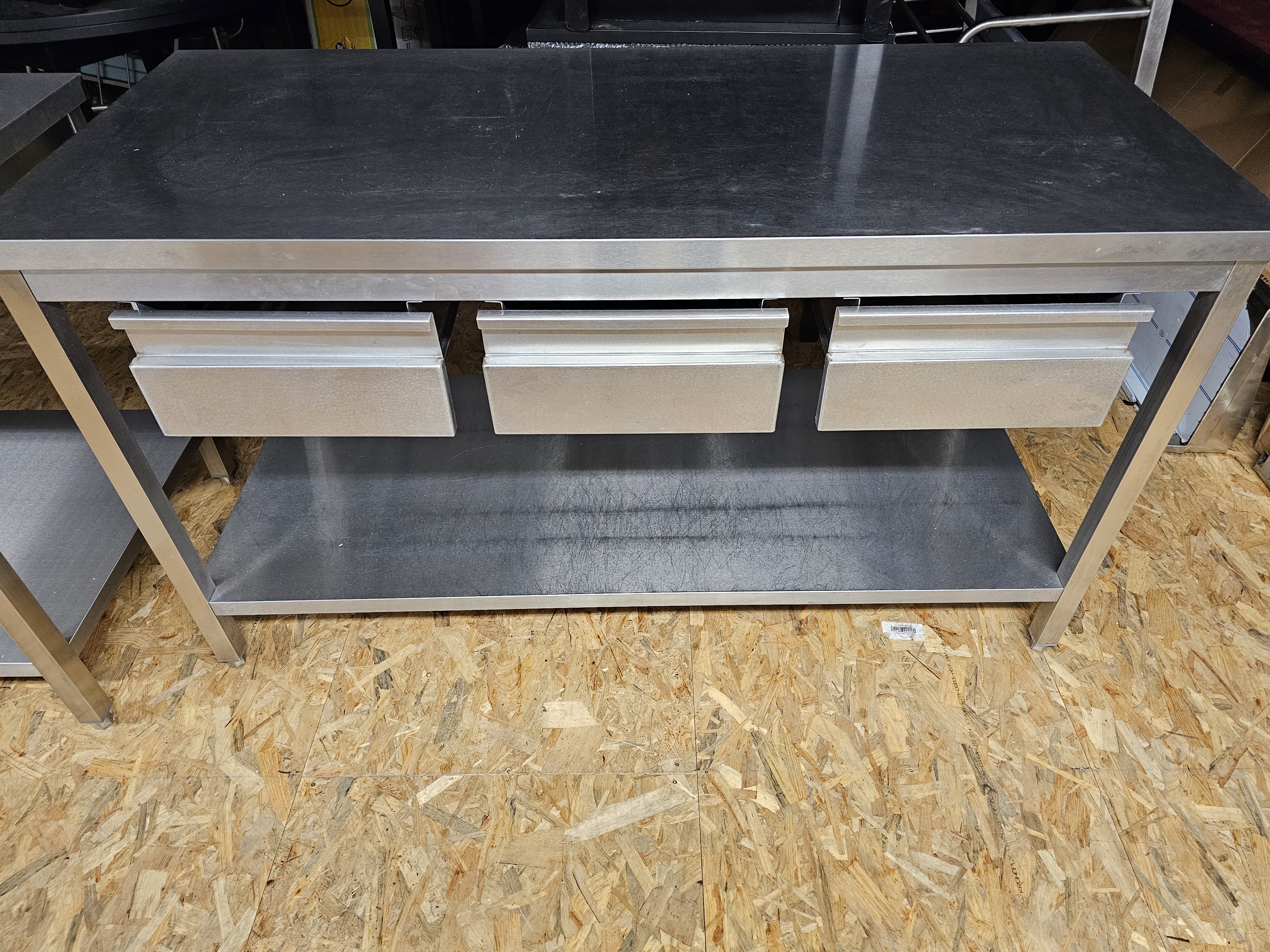 Table inox avec tiroirs